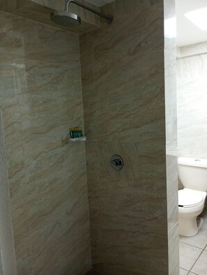 Deluxe-rum | Badrum | Dusch, regndusch, hårtork och badrock