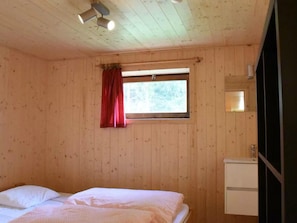 House | 8 bedrooms, individually furnished, bed sheets