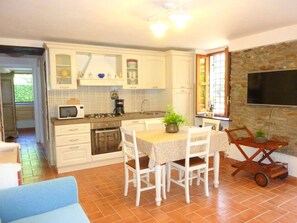 Apartment | Private kitchen | Oven, electric kettle, toaster - Holiday Home Biancospino (Pietrasanta)