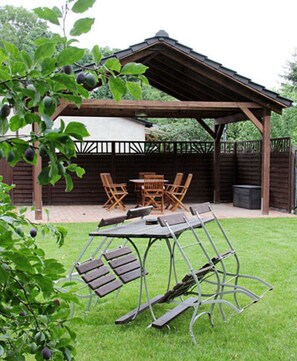 Dining - Pear - On the Fruit Tree (Golssen)