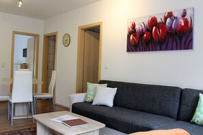 Living area - Pear - On the Fruit Tree (Golssen)