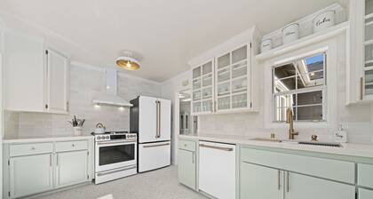 Bright and Airy, Garden Retreat near Cottage Park. Pet Friendly.