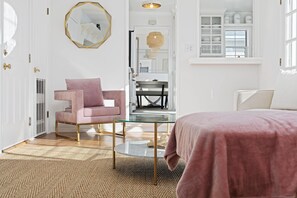 4 chambres, bureau, fer et planche à repasser, lit parapluie