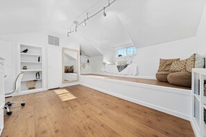 4 bedrooms, desk, iron/ironing board, travel cot