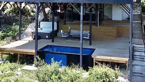 Een modern herenhuis met twee verdiepingen, een ruim balkon, een zwembad en een overdekt terras.