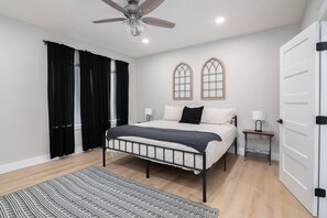 4 bedrooms, desk, iron/ironing board, travel cot - Riverfront home, hot tub, amazing views (Spring Branch)