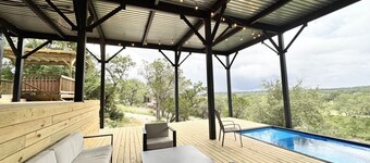 Riverfront home, hot tub, amazing views