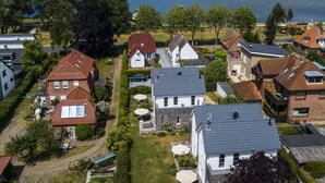 A residential area with houses, a beach, and a clear sky. - Fischer Heiligenhafen 4b (Heiligenhafen)