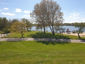 Un parc avec un lac, des sentiers et un kiosque.