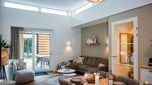 Un salon moderne avec un coin repas, comprenant un canapé, une table basse et une table à manger dressée pour le repas.