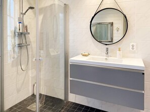 House | Bathroom - 4 Star Holiday Home in Tomelilla (Tomelilla)