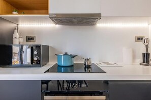 Deluxe Apartment | Dapur peribadi | Peti sejuk, ketuhar gelombang mikro, ketuhar