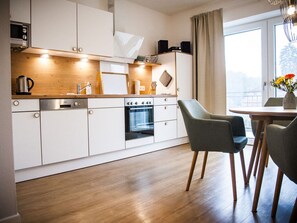 House | Private kitchen | Oven, electric kettle, toaster - Carwitzer See Modern Retreat (Feldberger Seenlandschaft)