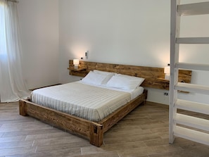 4 chambres, ameublement personnalisé, fer et planche à repasser