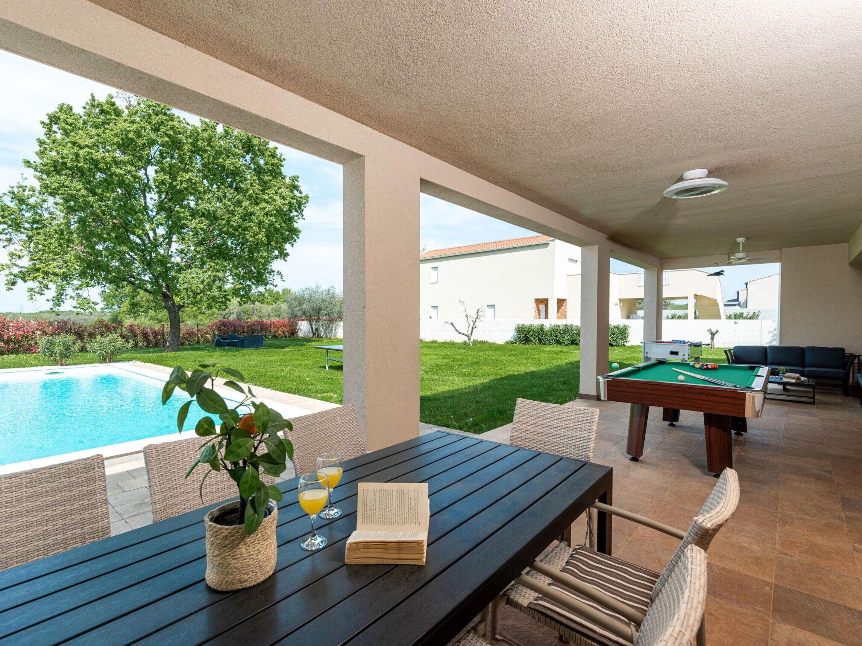 Vila | Piscina | Piscina interna, piscina externa