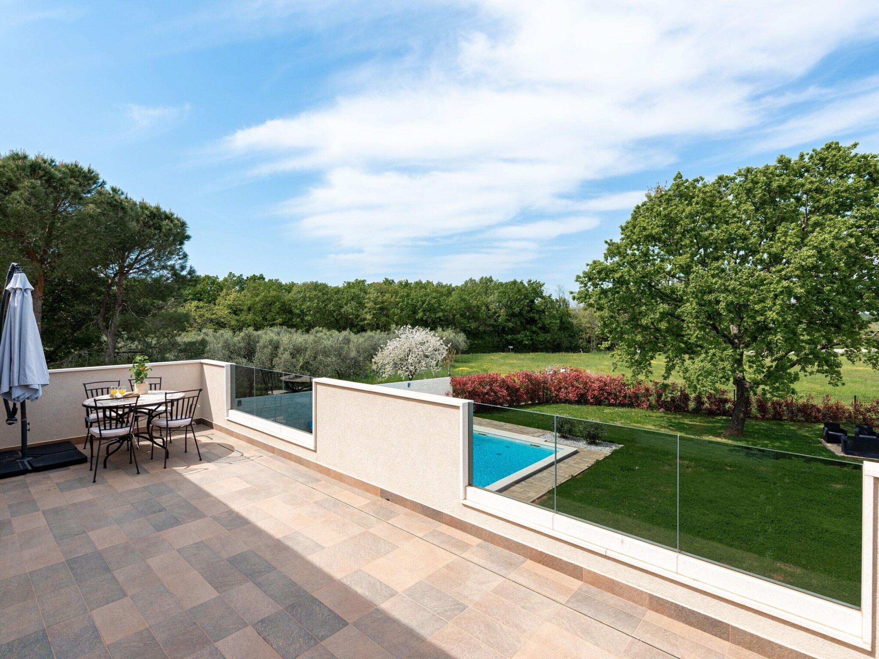 Vila | Piscina | Piscina interna, piscina externa