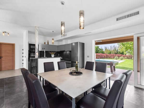 Villa | Dining
