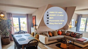 Een moderne woonkamer met een eetgedeelte, met een extra groot bed, een panoramisch uitzicht en nabijheid van Parijs en Disney.
