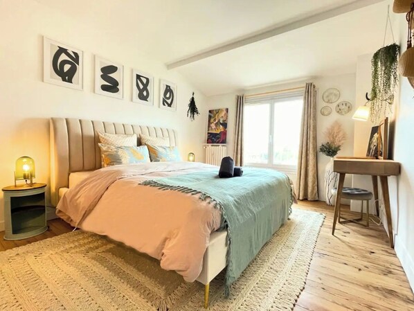 2 makuuhuonetta, työpöytÀ, silitysrauta/-lauta, vauvan matkasÀnky