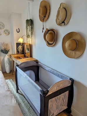 2 Schlafzimmer, Schreibtisch, Bügeleisen/Bügelbrett, Reisekinderbett