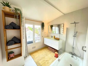 ヘアドライヤー、タオル、石鹸、シャンプー