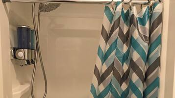 Douche, sĂšche-cheveux, serviettes fournies, savon