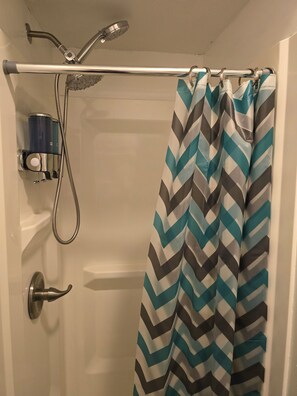 Douche, sèche-cheveux, serviettes fournies, savon