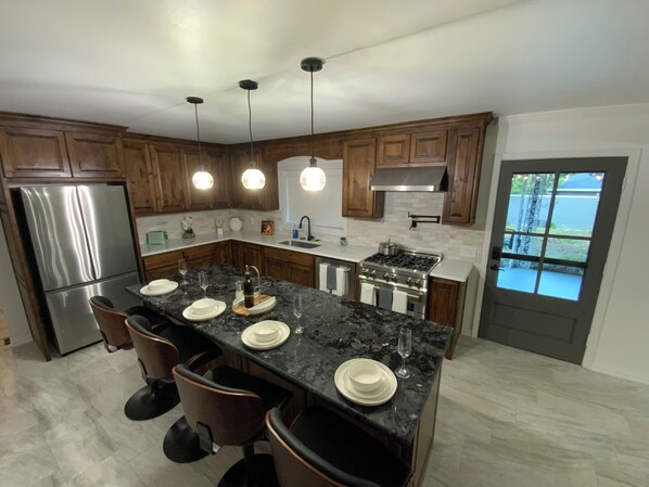 Kjøleskap, mikrobølgeovn, ovn og kokeplater