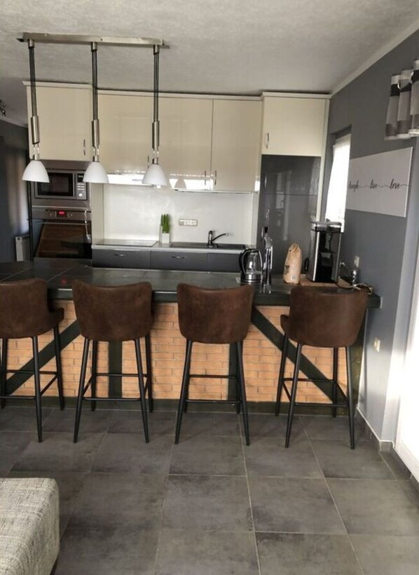 Casa | Cocina privada | Horno, tetera eléctrica y tostadora