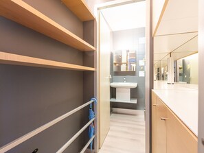 Une salle de bain moderne avec un meuble-lavabo en bois, un évier et un miroir.