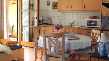 Apartment | Private kitchen | Electric kettle, toaster