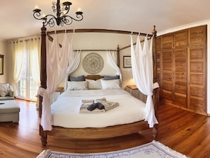 4 bedrooms, individually furnished, iron/ironing board - Quinta Martin Modern Retreat (Funchal)