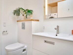House | Bathroom - 8 Person Holiday Home in Nexo (Nexø)