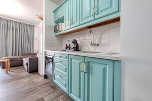 Fridge, microwave, oven, coffee/tea maker