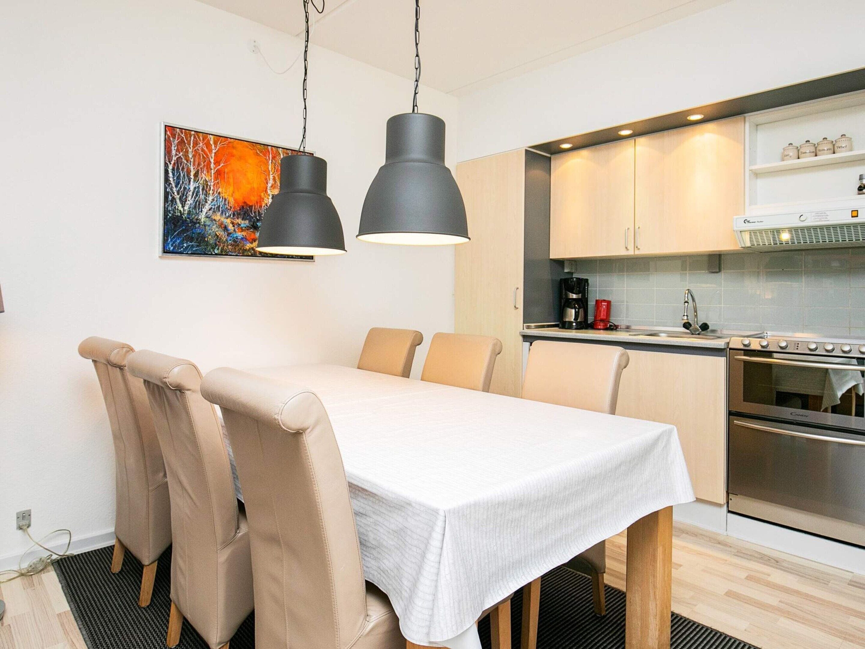 Una cocina moderna con comedor.