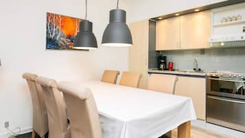 Una cocina moderna con comedor.