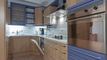 House | Private kitchen | Oven, electric kettle