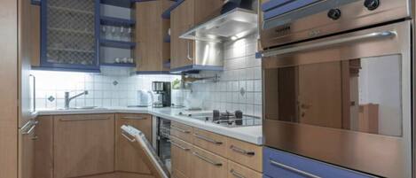 House | Private kitchen | Oven, electric kettle