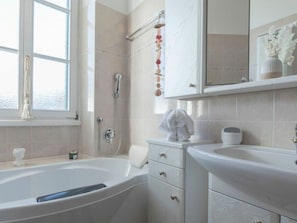 House | Bathroom | Bathtub - Perwanger Modern Retreat (Appiano Sulla Strada del Vino)