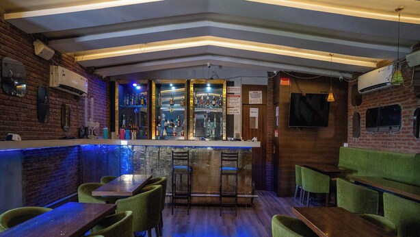Bar (trong khuôn viên)