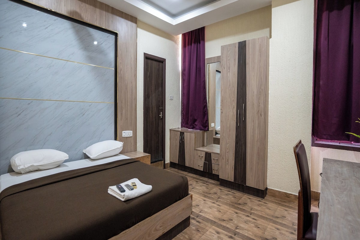 Peralatan tempat tidur hipoalergenik, meja, Wi-fi percuma, cadar katil 