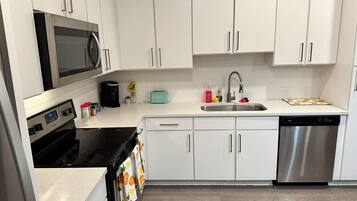 Réfrigérateur, micro-ondes, four, plaque de cuisson