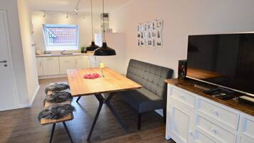 House | Private kitchen | Oven, electric kettle, toaster, high chair