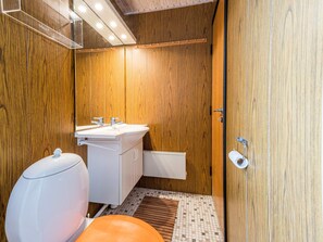 House | Bathroom - 6 Person Holiday Home in Henne (Henne)