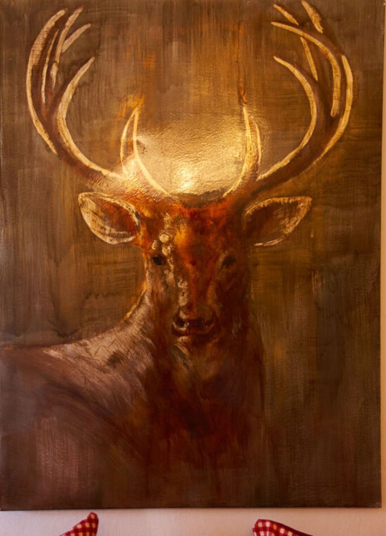 Ein Gemälde, das einen Hirsch mit großen Geweihen zeigt.