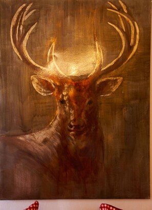 Una pintura de un ciervo con grandes astas.