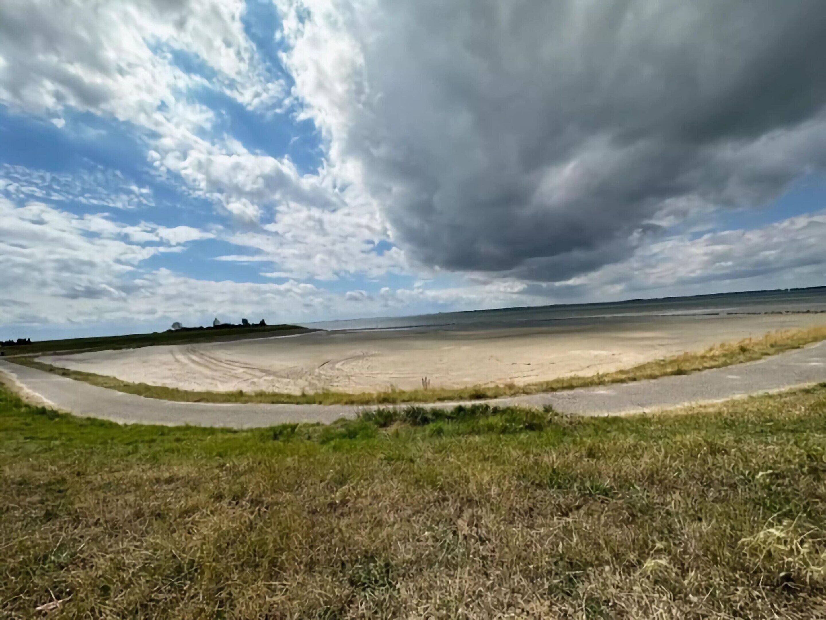 Ampla paisagem aberta com terreno plano e céu claro.