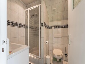 House | Bathroom - Family Home With Garden in the Town of Sluis (Sluis)