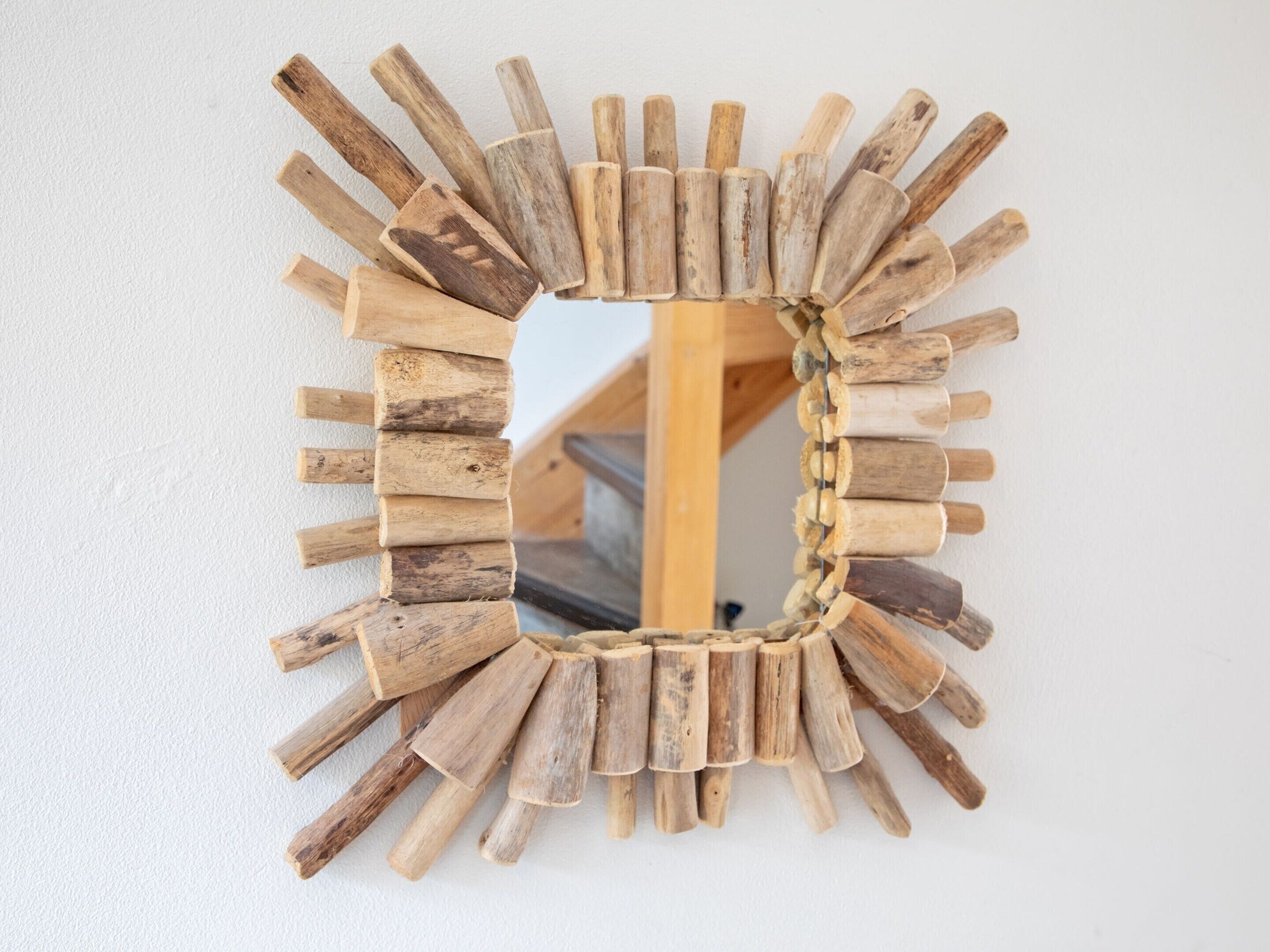 Uno specchio con una cornice in legno rustico.