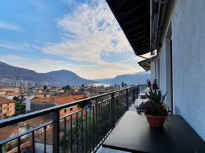 A balcony with a view of a town and mountains. - Belvilla by OYO Sweet Lake D'orta (Omegna)